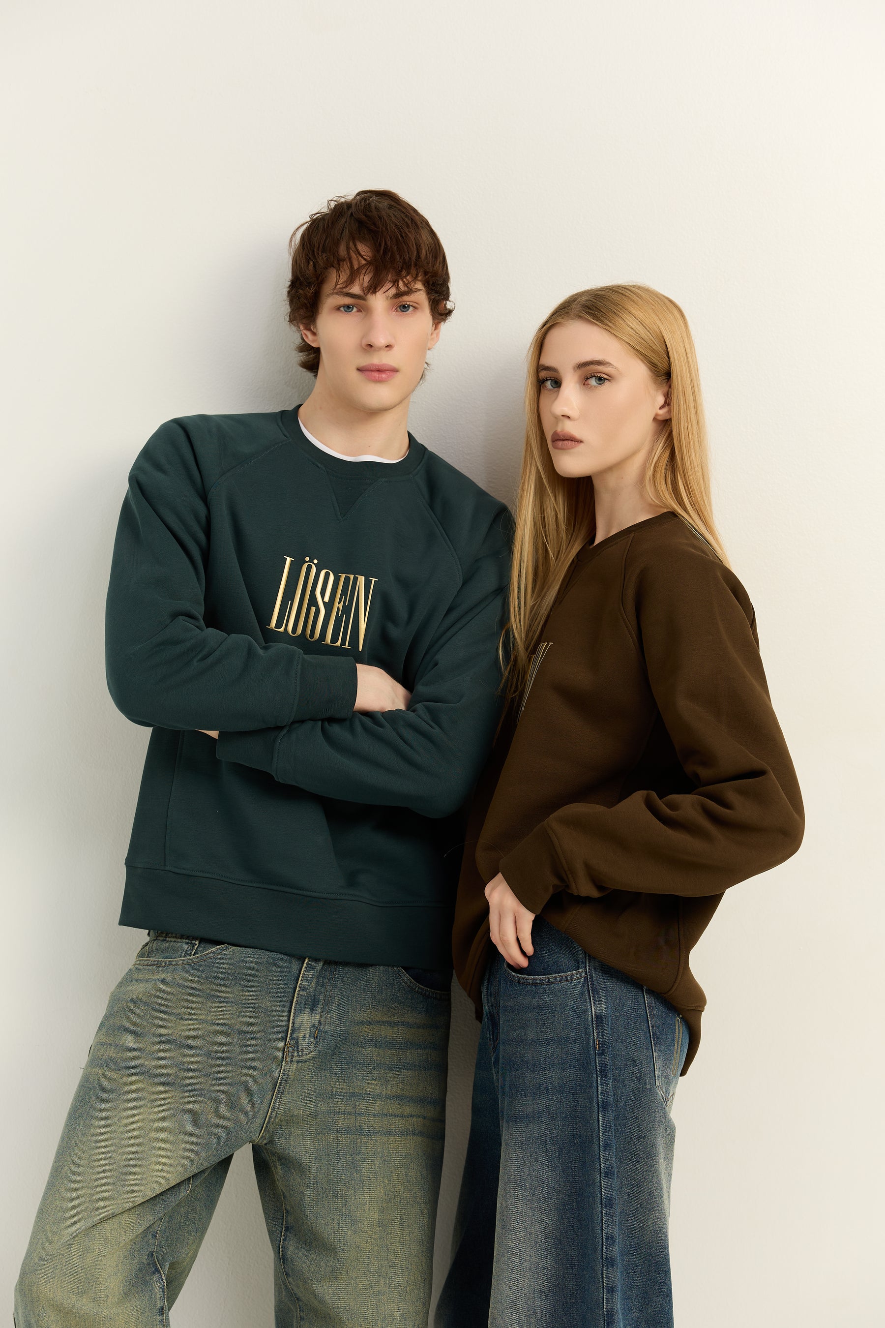 Felpa girocollo unisex Glow LÖSEN Foresta e Moro con dettaglio logo oro satinato