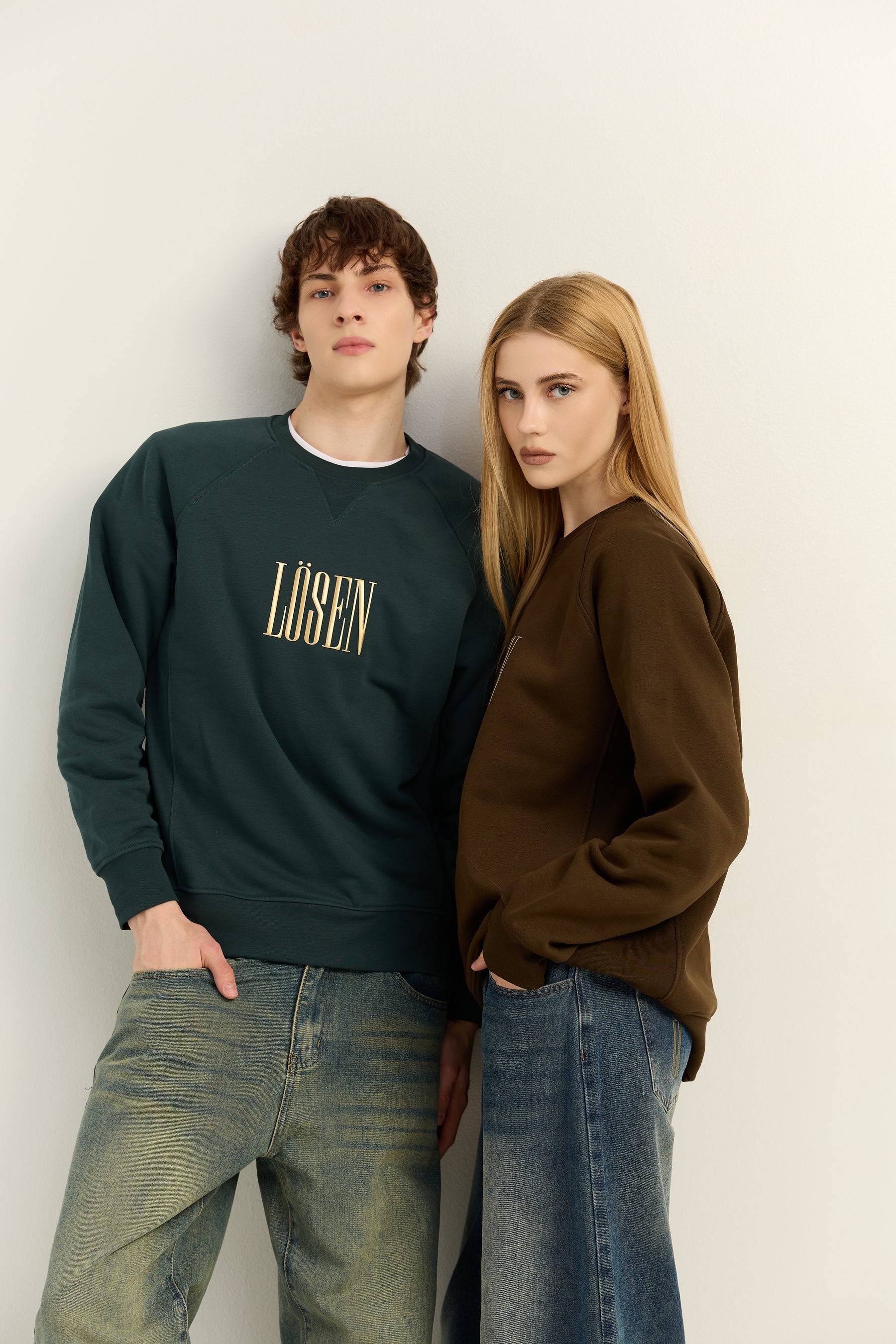 Felpa girocollo unisex Glow LÖSEN Foresta e Moro indossata con logo oro satinato frontale