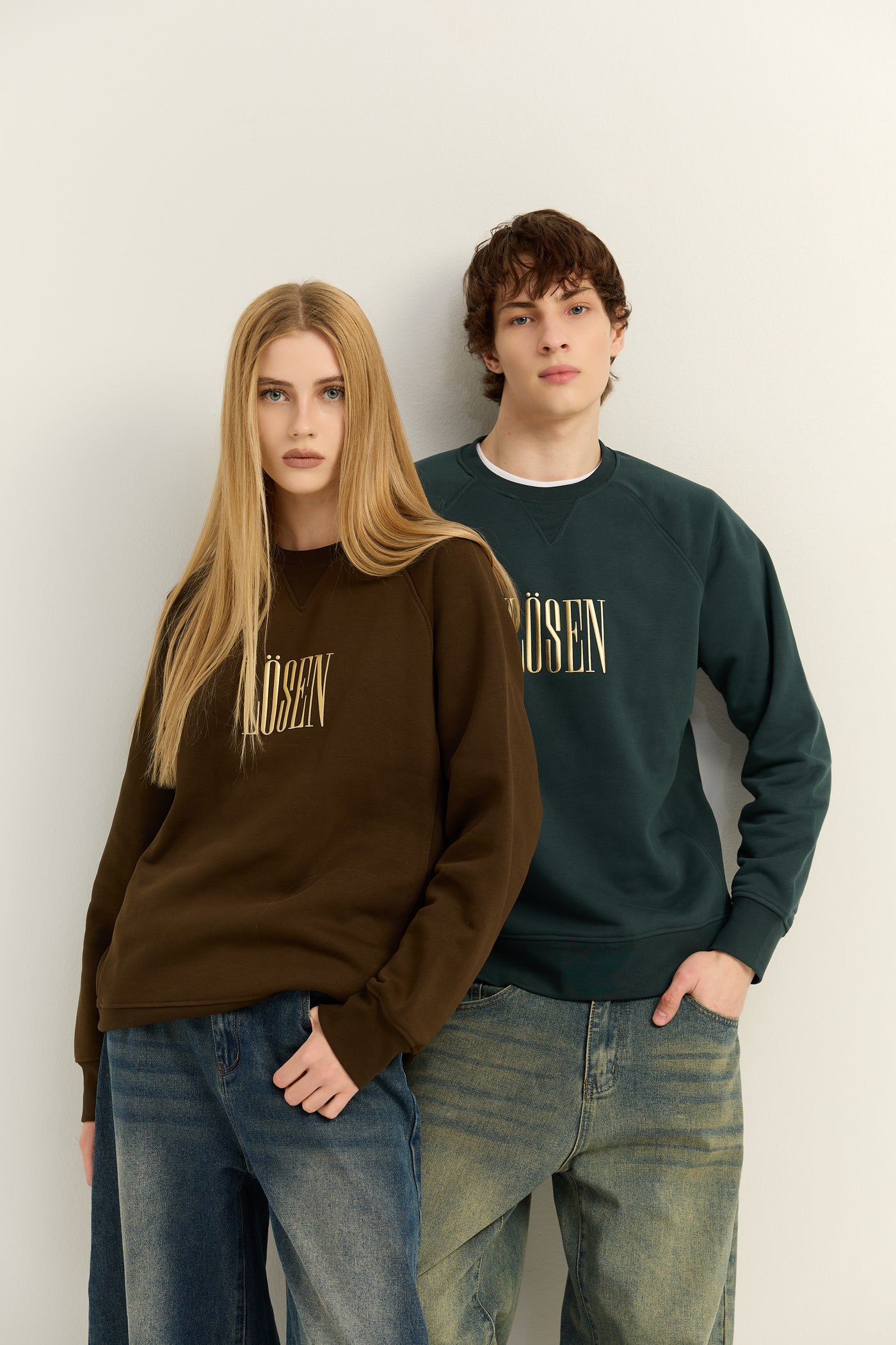 Felpa girocollo unisex Glow LÖSEN nelle varianti Foresta e Moro con logo oro satinato