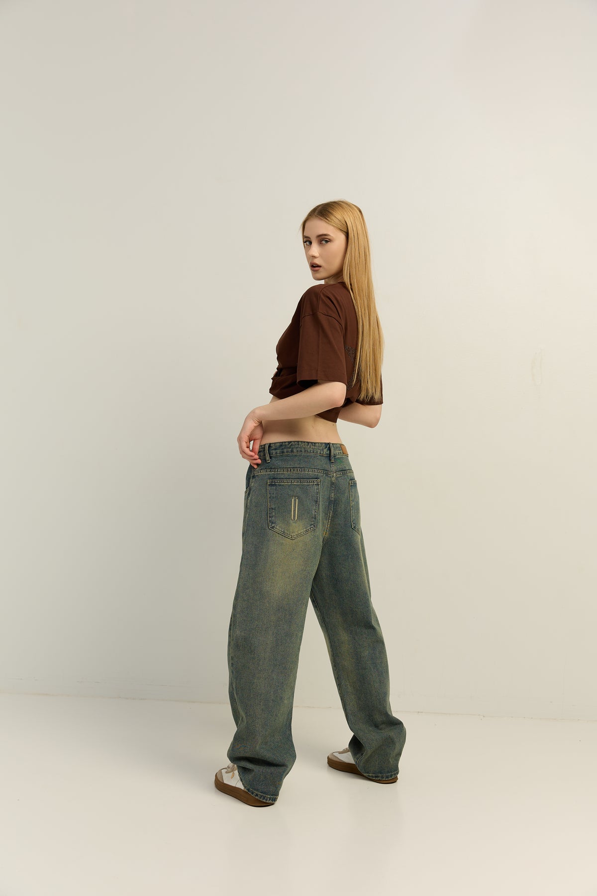Jeans Straight unisex LÖSEN blu denim – vista posteriore con ricamo Ö sulla tasca 