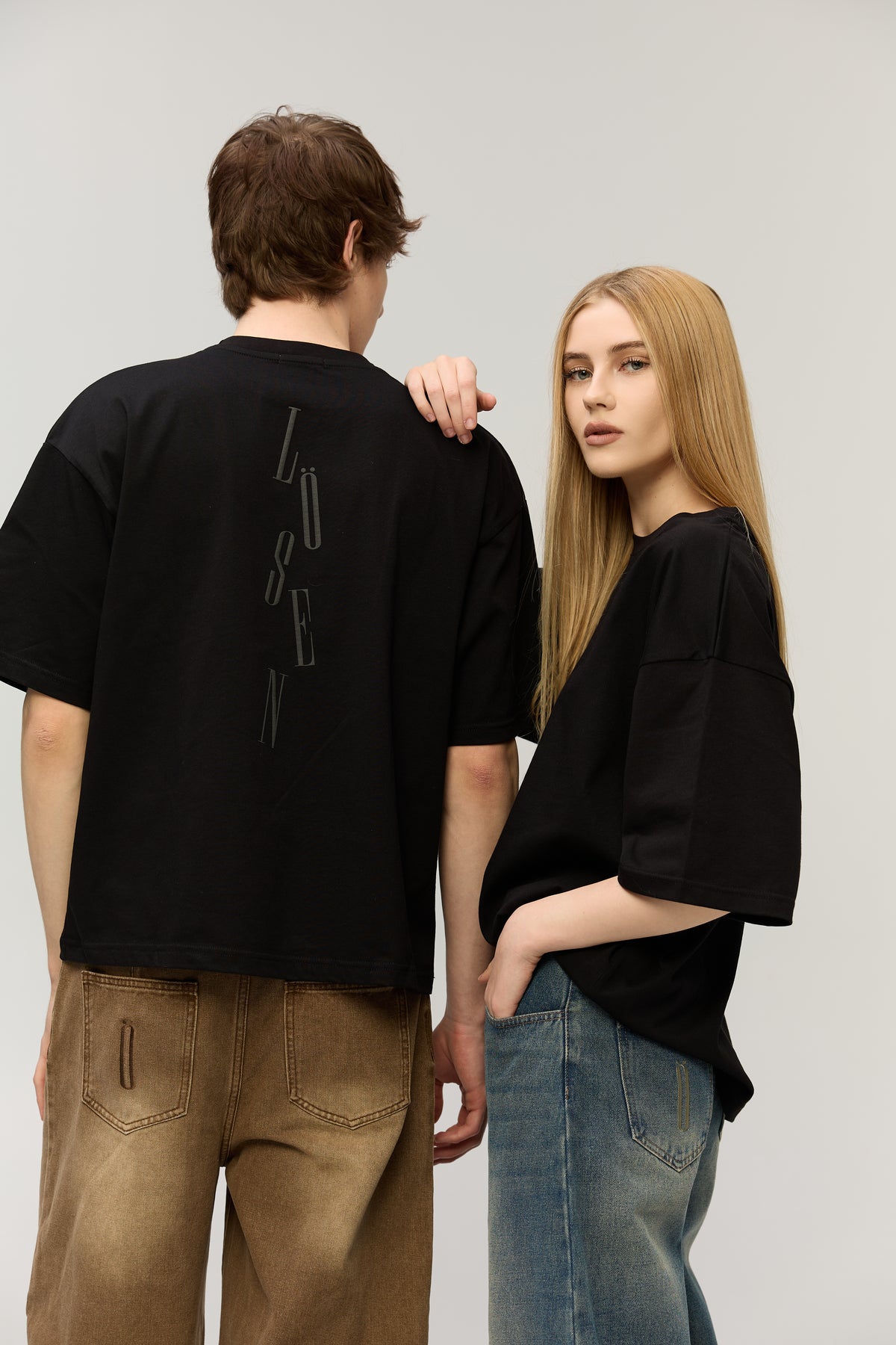 Jeans balloon unisex LÖSEN blu denim e marrone – dettaglio posteriore con ricamo Ö sulle tasche